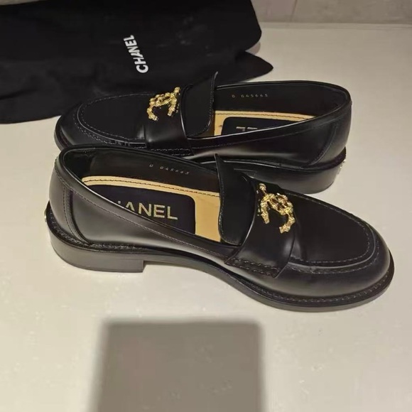 CHANEL Elegant Black Loafers with Gold Logo - Picture 2 of 4